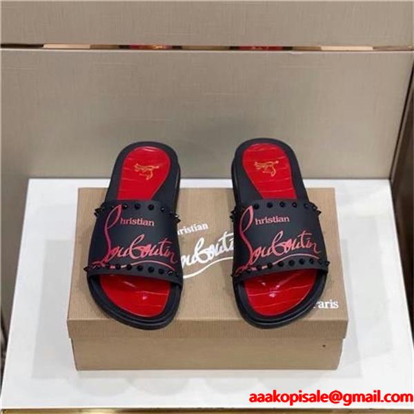 Christian Louboutin 激安 メンズ スタッズ装飾 レッドインソール スライドサンダル 刺繍ロゴ 高級ラグジュアリー シャワーサンダル