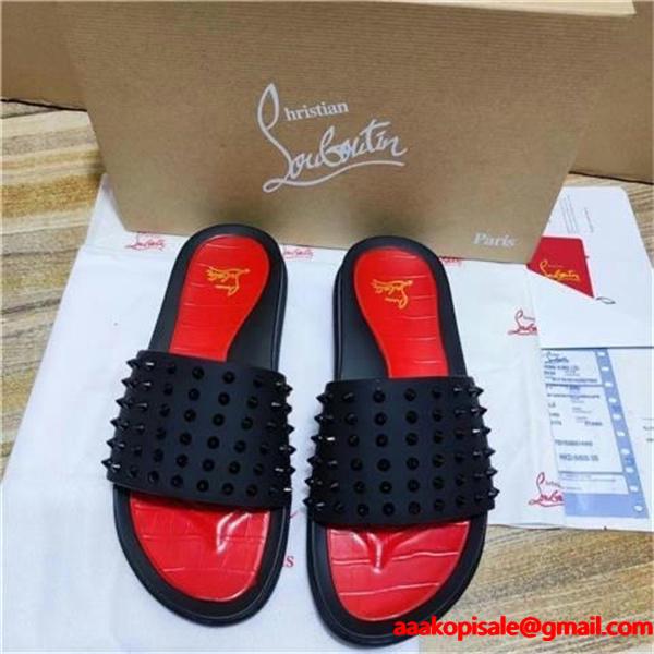 Christian Louboutin 激安 メンズ スタッズ装飾 レッドインソール スライドサンダル 刺繍ロゴ 高級ラグジュアリー シャワーサンダル