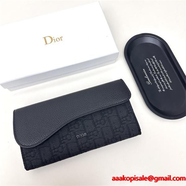 2026ディオール長財布コピー DIOR 季節感溢れる秋らしいコーデ 激安(日本最大級)