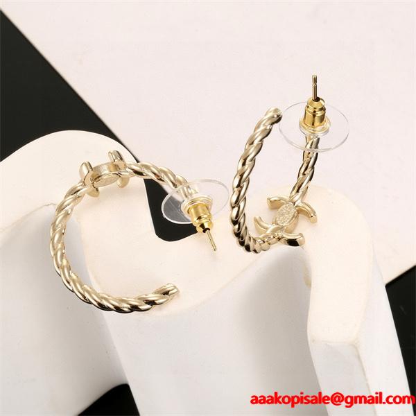 落ち着いた秋冬の雰囲気に演出  シャネルピアスコピー 激安(日本最大級)