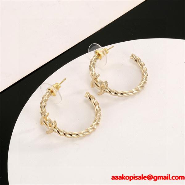 落ち着いた秋冬の雰囲気に演出  シャネルピアスコピー 激安(日本最大級)