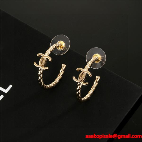 落ち着いた秋冬の雰囲気に演出  シャネルピアスコピー 激安(日本最大級)