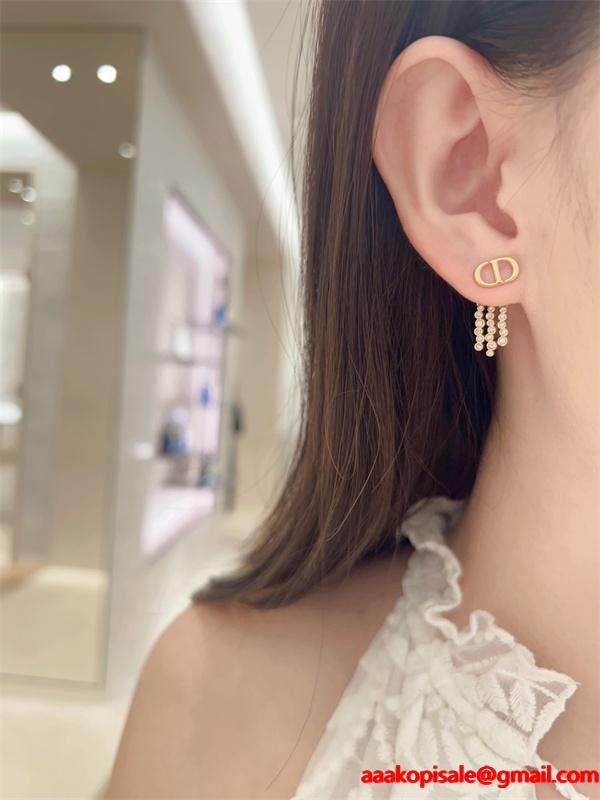 冬コーデの名脇役 DIOR 寒い季節の王道アイテム ディオール ピアス コピー 激安(日本最大級)