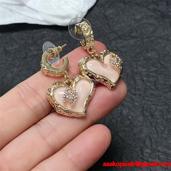 秋冬トレンドを取り入れたコーデを楽しむ シャネルピアスコピー大活躍_  激安(日本最大級)