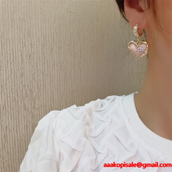 秋冬トレンドを取り入れたコーデを楽しむ シャネルピアスコピー大活躍_  激安(日本最大級)