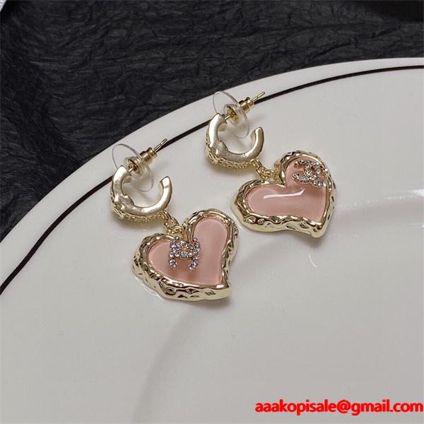 秋冬トレンドを取り入れたコーデを楽しむ シャネルピアスコピー大活躍_  激安(日本最大級)