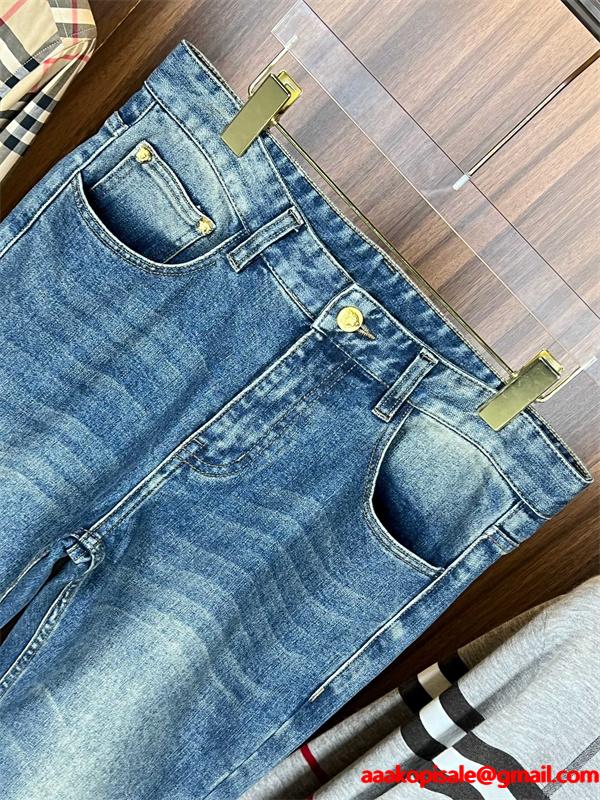 VERSACE 上品な輝きを放つ形春夏 ヴェルサーチジンーズスーパーコピー メンズ ストリート感あふれる