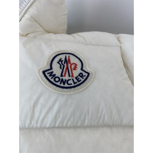 人気急上昇！スノーホワイト 光沢仕上げ 冬映えデザイン モンクレール コピー Moncler ダウンジャケット