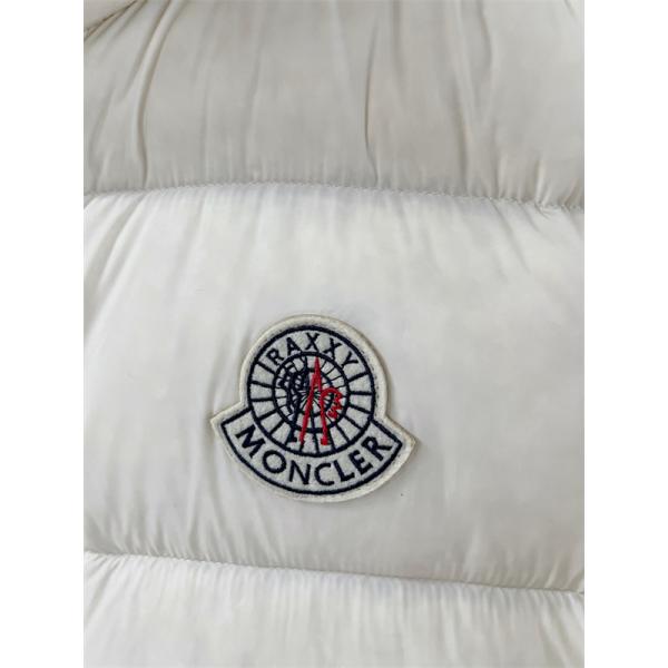 希少 ホワイト × カラーロゴ 洗練シンプル 軽量防寒 モンクレール 偽物 Moncler ダウンジャケット