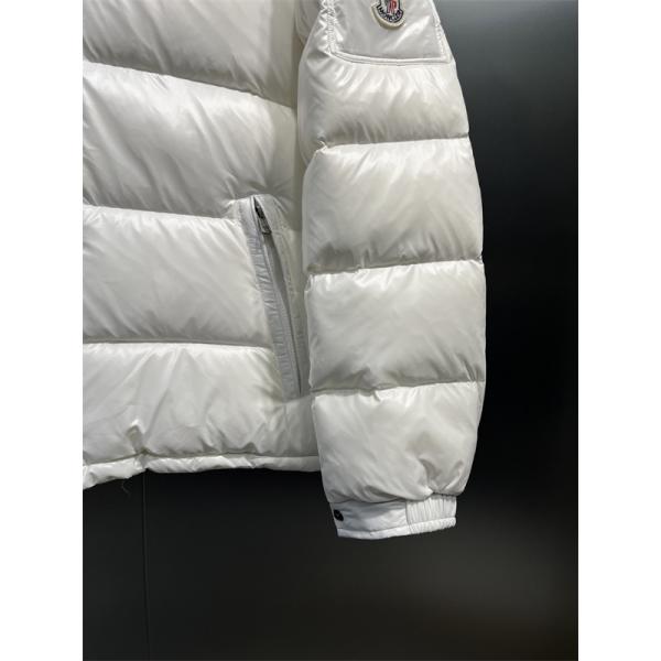 希少 ホワイト × カラーロゴ 洗練シンプル 軽量防寒 モンクレール 偽物 Moncler ダウンジャケット