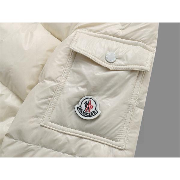 希少 ホワイト × カラーロゴ 洗練シンプル 軽量防寒 モンクレール 偽物 Moncler ダウンジャケット