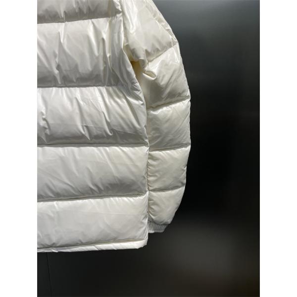 希少 ホワイト × カラーロゴ 洗練シンプル 軽量防寒 モンクレール 偽物 Moncler ダウンジャケット