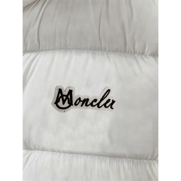 Moncler 上質感漂う ホワイト × スクリプトロゴ 暖か 冬映え モンクレール コピー 激安 ダウンジャケット