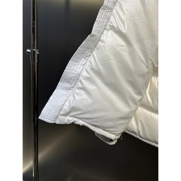 Moncler 上質感漂う ホワイト × スクリプトロゴ 暖か 冬映え モンクレール コピー 激安 ダウンジャケット