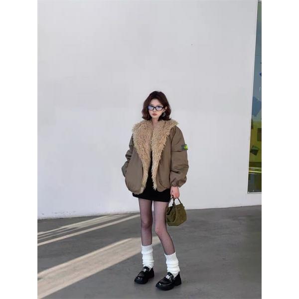 STONE ISLAND ストーンアイランド コピー 今年の主役 2025AW ホワイト×ブラック 高機能 ダウンジャケット