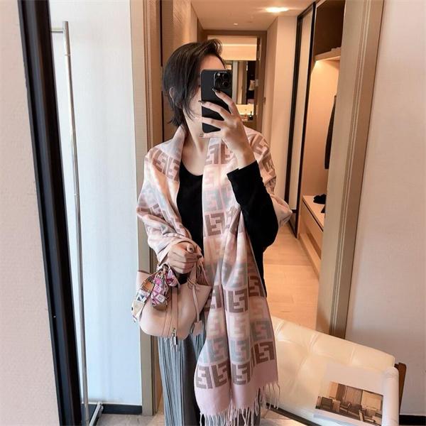 FENDI フェンディ コピー2025秋冬マストバイ・グレース調マフラー 注目キーワード