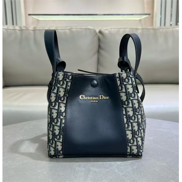 2025トレンド新作❤❤  ディオールショルダーバッグコピーChristian Signature 大容量通勤通学上質アイテム