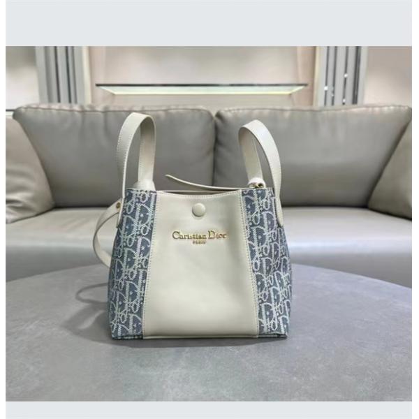 ☆トレンド新作☆DIOR Signatureディオールショルダーバッグコピー 大容量お手頃カジュアル大人っぽく上品