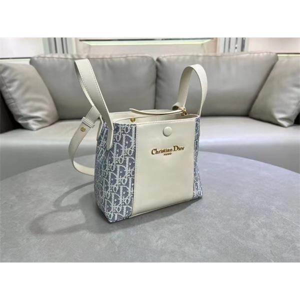 ☆トレンド新作☆DIOR Signatureディオールショルダーバッグコピー 大容量お手頃カジュアル大人っぽく上品