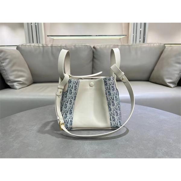 ☆トレンド新作☆DIOR Signatureディオールショルダーバッグコピー 大容量お手頃カジュアル大人っぽく上品