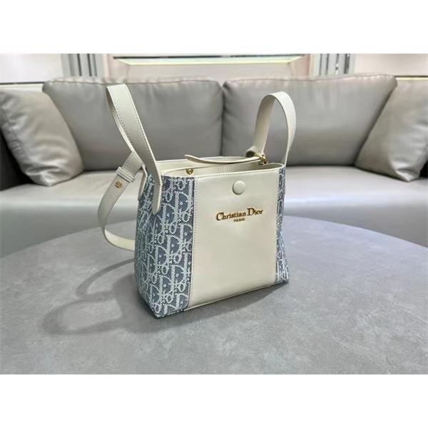 ☆トレンド新作☆DIOR Signatureディオールショルダーバッグコピー 大容量お手頃カジュアル大人っぽく上品