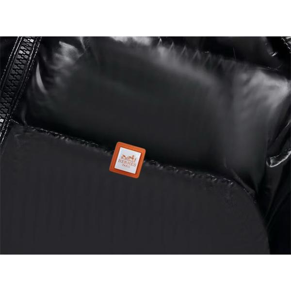 2025秋冬 モード ブラック HERMES エルメス コピー ダウンジャケット 白ロゴアクセント 洗練