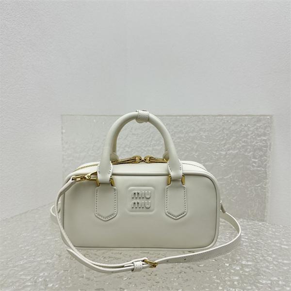 MIUMIU ミュウミュウ コピー 2025秋冬 ホワイト 人気上昇 使いやすい 上品ミニボストンバッグ