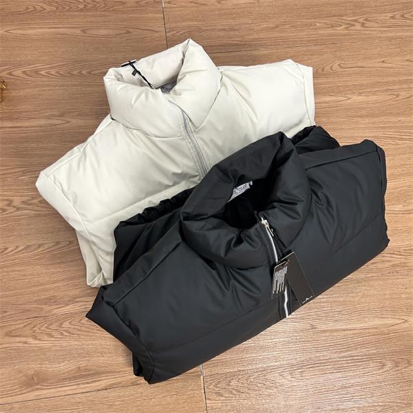 モダン ブラック人気上昇 ふっくら軽量 ダウンジャケット STONE ISLAND ストーンアイランド コピー 