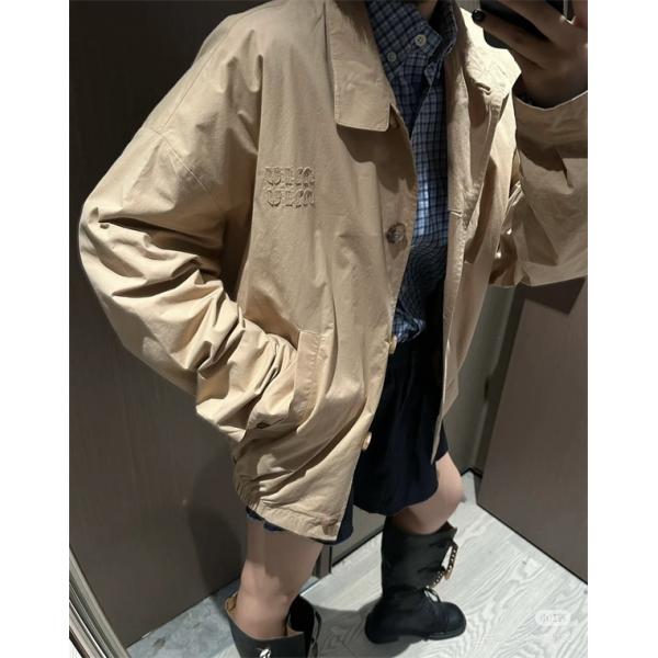 MIUMIU ミュウミュウ コピー シンプル 防風 ベージュ スタンドカラージャケット おすすめ