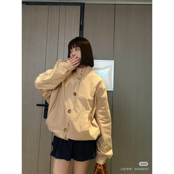 MIUMIU ミュウミュウ コピー シンプル 防風 ベージュ スタンドカラージャケット おすすめ