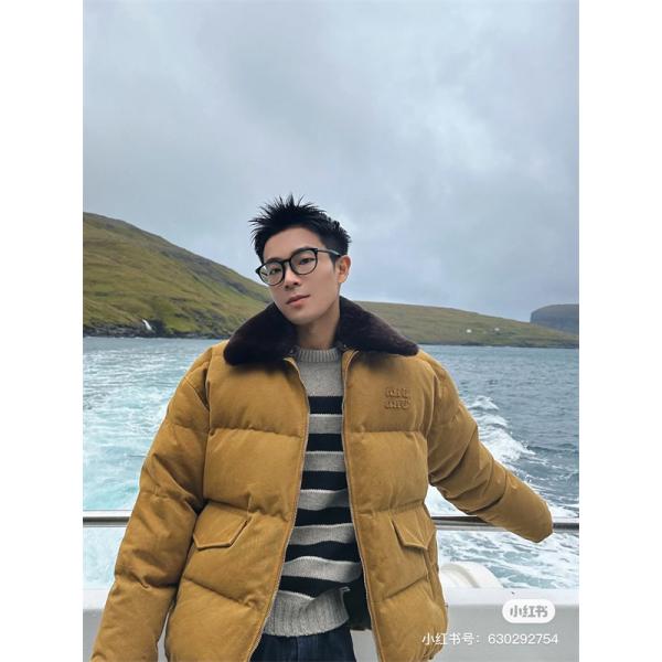 MIUMIU ミュウミュウ コピー 2025秋冬 カジュアル 防寒仕様 キャメル ダウンジャケット 注目