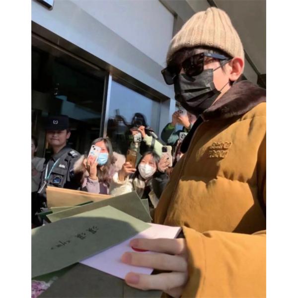 MIUMIU ミュウミュウ コピー 2025秋冬 カジュアル 防寒仕様 キャメル ダウンジャケット 注目