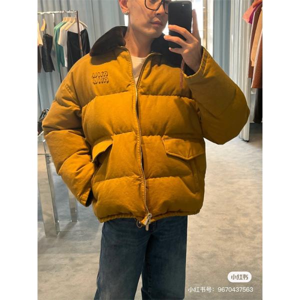 MIUMIU ミュウミュウ コピー 2025秋冬 カジュアル 防寒仕様 キャメル ダウンジャケット 注目