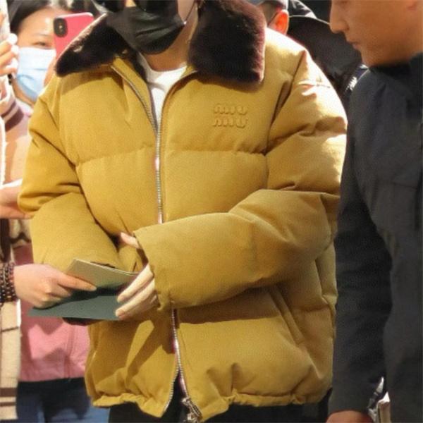 MIUMIU ミュウミュウ コピー 2025秋冬 カジュアル 防寒仕様 キャメル ダウンジャケット 注目