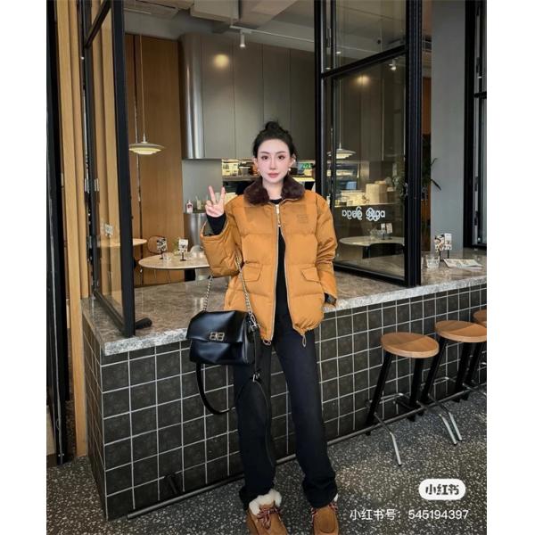 MIUMIU ミュウミュウ コピー 2025秋冬 カジュアル 防寒仕様 キャメル ダウンジャケット 注目