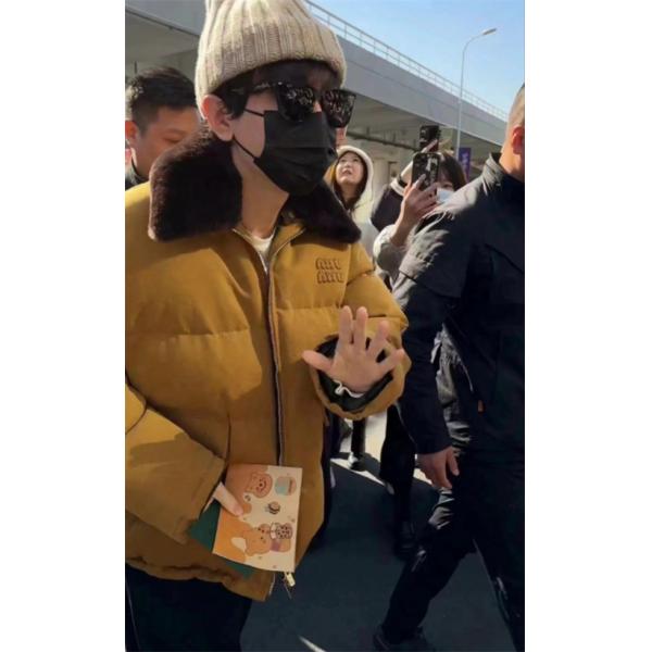 MIUMIU ミュウミュウ コピー 2025秋冬 カジュアル 防寒仕様 キャメル ダウンジャケット 注目