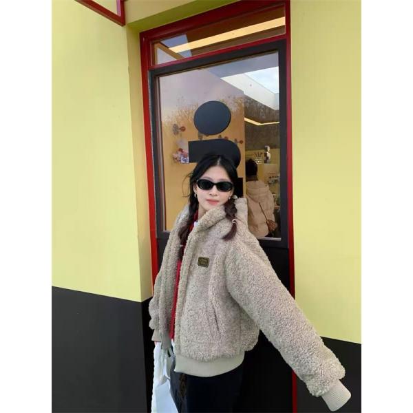 大人カジュアル ふんわりボア ベージュ フード付き MIUMIU ミュウミュウ コピー ジャケット