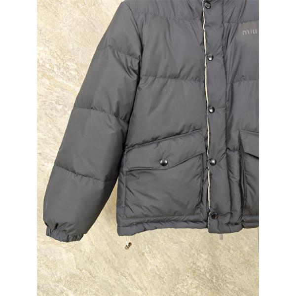 2025秋冬 防寒仕様 シンプル ブラック MIUMIU ミュウミュウ 偽物 ダウンジャケット