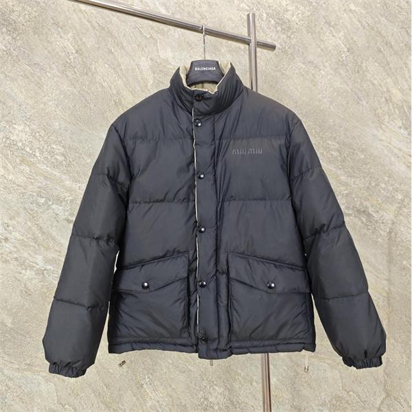 2025秋冬 防寒仕様 シンプル ブラック MIUMIU ミュウミュウ 偽物 ダウンジャケット