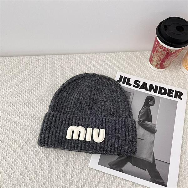MIUMIU ミュウミュウ スーパーコピー あたたか素材 大人カジュアル ロゴ入り ニット帽 