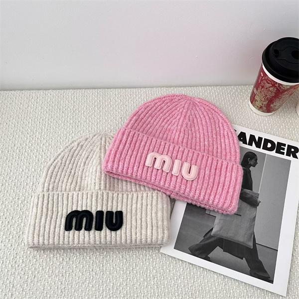 MIUMIU ミュウミュウ スーパーコピー あたたか素材 大人カジュアル ロゴ入り ニット帽 
