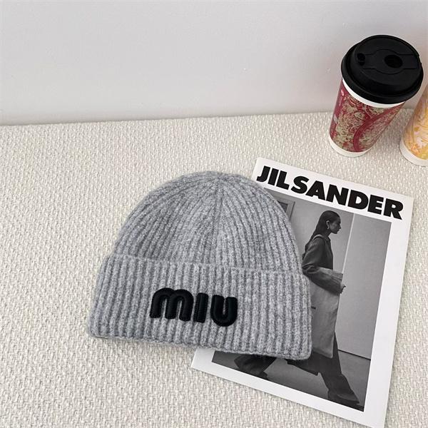 MIUMIU ミュウミュウ スーパーコピー あたたか素材 大人カジュアル ロゴ入り ニット帽 