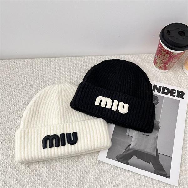 MIUMIU ミュウミュウ スーパーコピー あたたか素材 大人カジュアル ロゴ入り ニット帽 