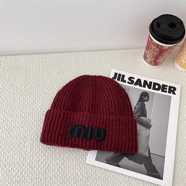 MIUMIU ミュウミュウ スーパーコピー あたたか素材 大人カジュアル ロゴ入り ニット帽 