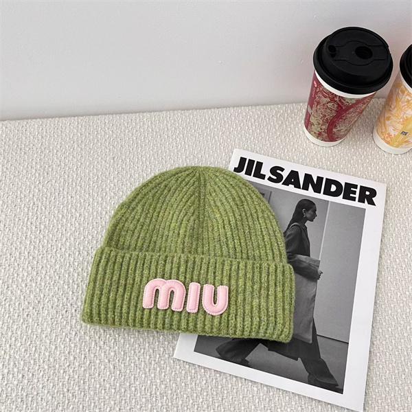 MIUMIU ミュウミュウ スーパーコピー あたたか素材 大人カジュアル ロゴ入り ニット帽 