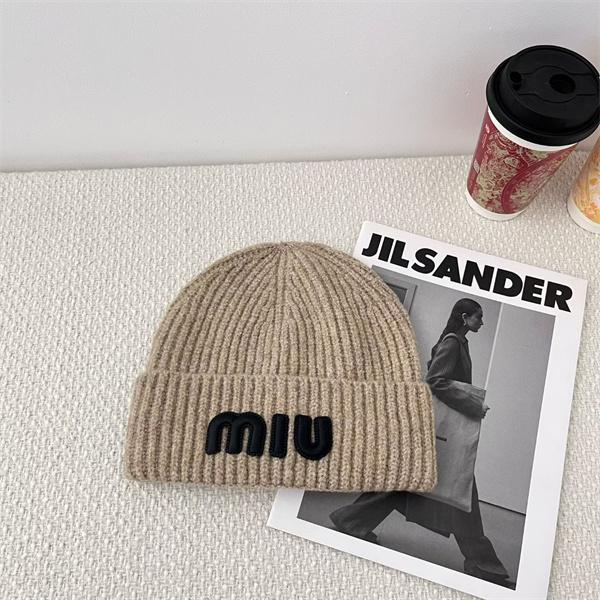 MIUMIU ミュウミュウ スーパーコピー あたたか素材 大人カジュアル ロゴ入り ニット帽 
