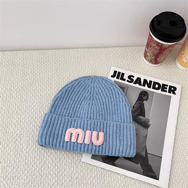 MIUMIU ミュウミュウ スーパーコピー あたたか素材 大人カジュアル ロゴ入り ニット帽 