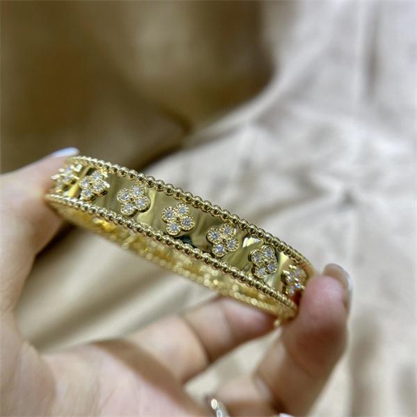 VCA ヴァン ヴァン クリーフ＆アーペル コピー フラワー バングル ゴールド 限定入荷 クラシカル エレガント