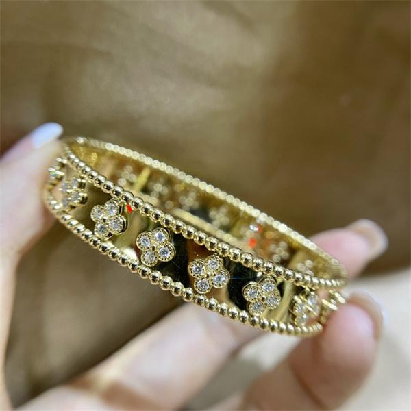 VCA ヴァン ヴァン クリーフ＆アーペル コピー フラワー バングル ゴールド 限定入荷 クラシカル エレガント