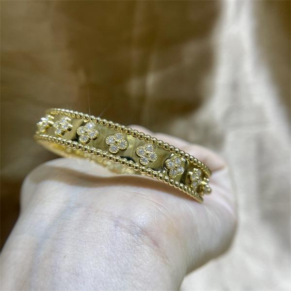 VCA ヴァン ヴァン クリーフ＆アーペル コピー フラワー バングル ゴールド 限定入荷 クラシカル エレガント